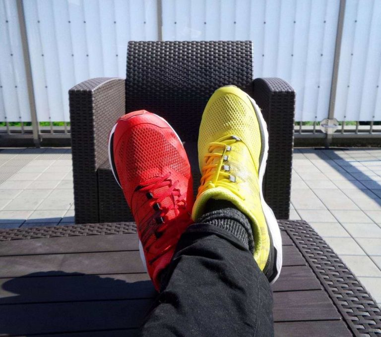 נעל צהובה ונעל אדומה